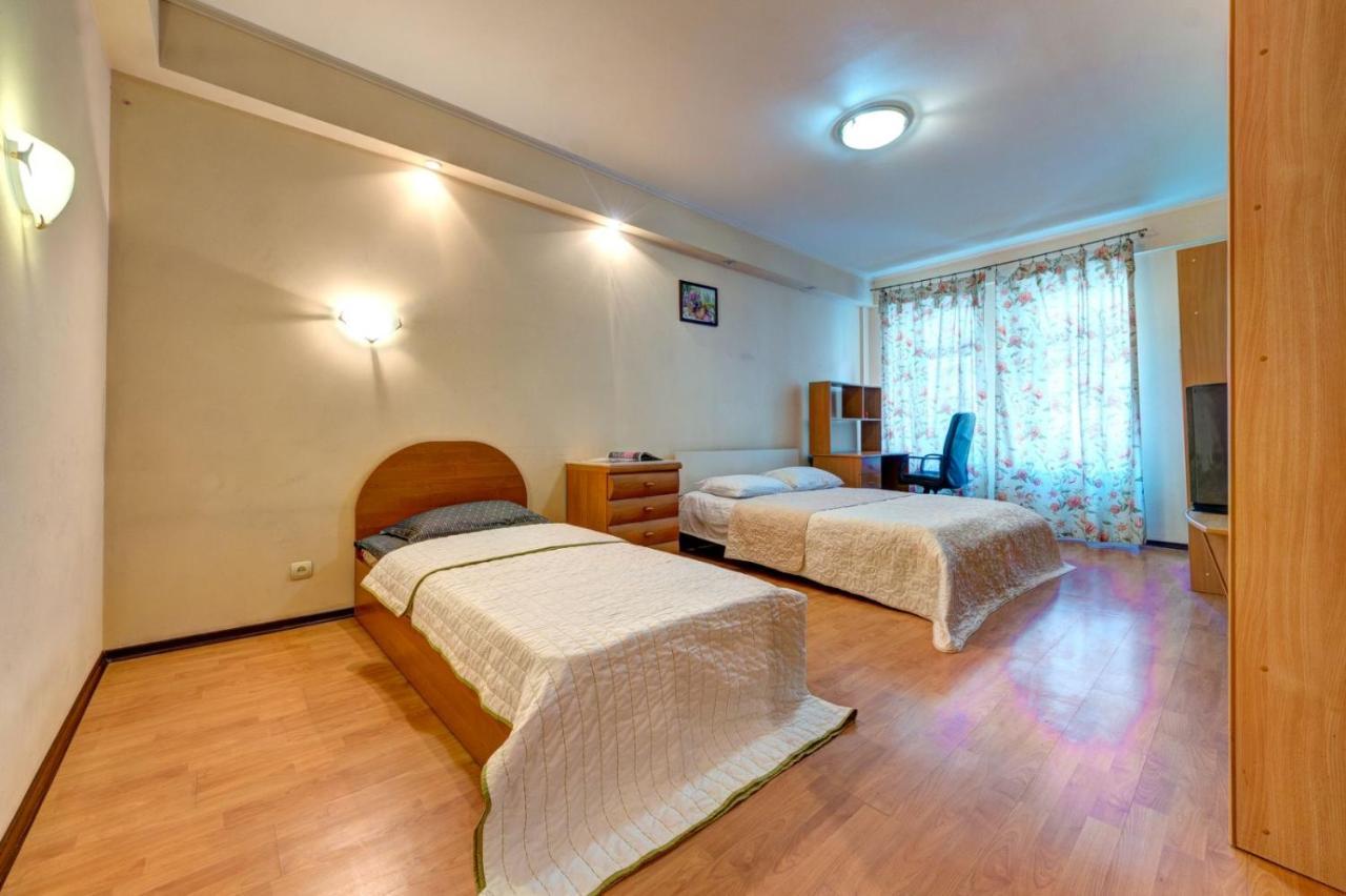 Three-Room Apartment Near Ocean Plaza Kyiv Exterior photo