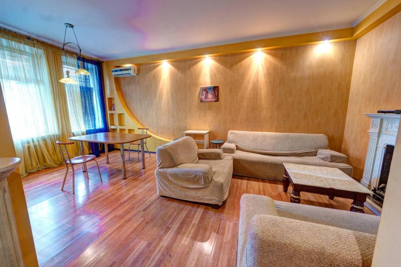 Three-Room Apartment Near Ocean Plaza Kyiv Exterior photo